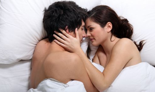 Regular la vida sexual tiene un efecto positivo en el cuerpo masculino