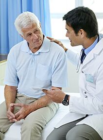 un paciente con prostatitis en una cita con un especialista