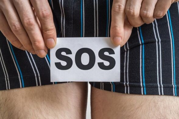 Un hombre con prostatitis bacteriana necesita tratamiento. 