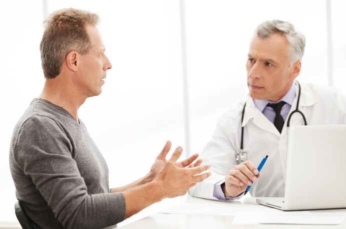 Hombre con prostatitis crónica en el consultorio del médico.