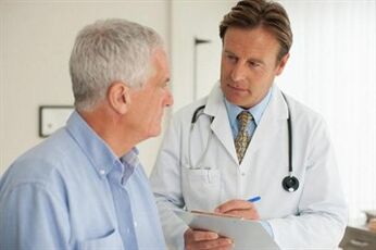 Paciente con prostatitis en consulta con un urólogo