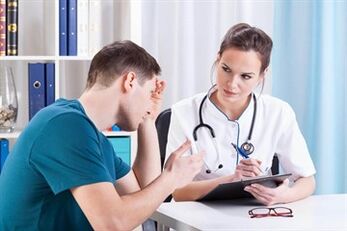 Urólogo prescribe tratamiento para la prostatitis